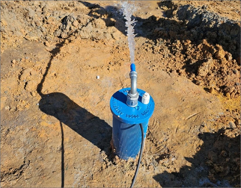 torneira saindo agua